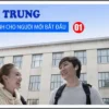 Khóa học Tiếng Trung cho người mới bắt đầu Tập 1 – Hình ảnh học viên trò chuyện trước trường học